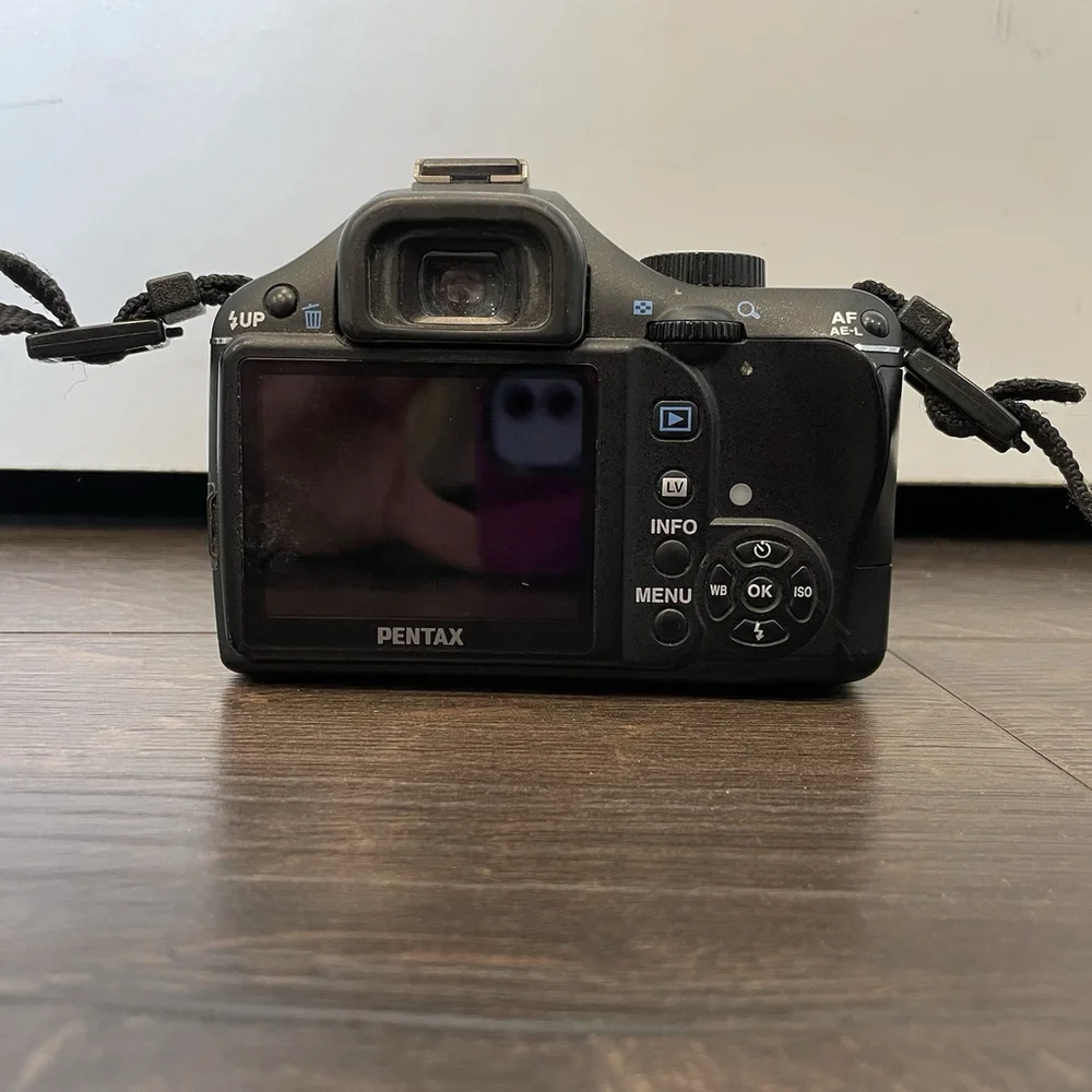 Pentax K-x 12.4mp Digital SLR w/ SMC Pentax DAL 18-55mm f/3.5-5.6 Lens Kit DSLR